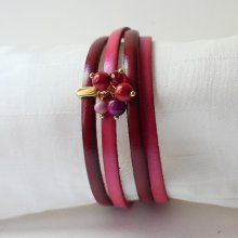 Pulsera dúo de cuero decorada con perlas fucsia