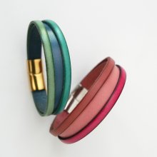 Pulsera brazalete de cuero bicolor para mujer con mensaje grabado oculto
