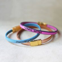 Pulsera de piel fina con cierre magnético dorado, personalizada mediante grabado 