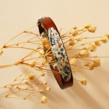 Pulsera Florâme con cinta liberty Eloïse flores azules sobre cuero marrón