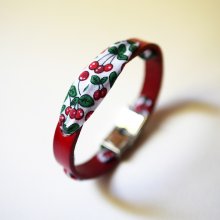 Pulsera Florâme con cinta de cerezas sobre cuero rojo