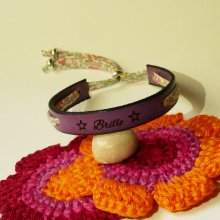 Pulsera Florâme 'Brille' grabada con lazo liberty pastel sobre cuero morado