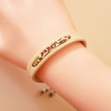 Pulsera Florâme de plantas con cinta Ava liberty sobre corcho blanco
