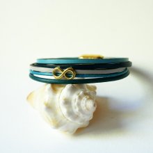 Pulsera de eslabones múltiples de piel azul con motivo infinito dorado