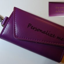 Estuche para llaves de cuero morado grabado