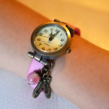 Reloj de niña de piel rosa con charm de correa ajustable