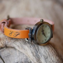 Reloj pulsera de piel con iniciales grabadas