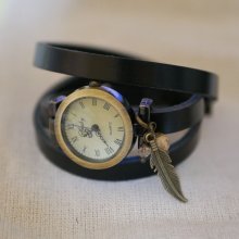 Reloj pulsera de piel con colgantes de plumas y perlas