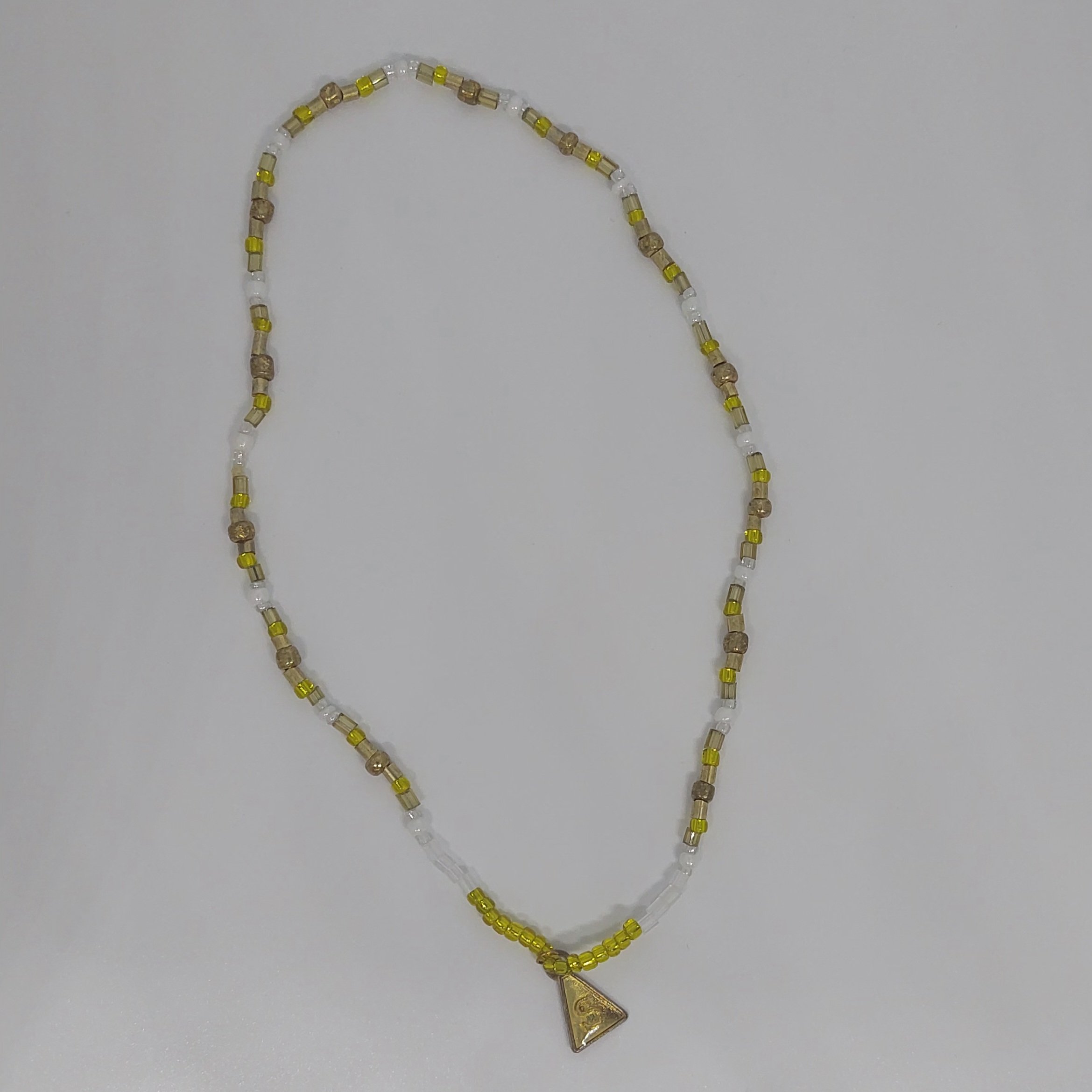 Ras du cou dor&eacute;, blanc, et breloque : Soleil