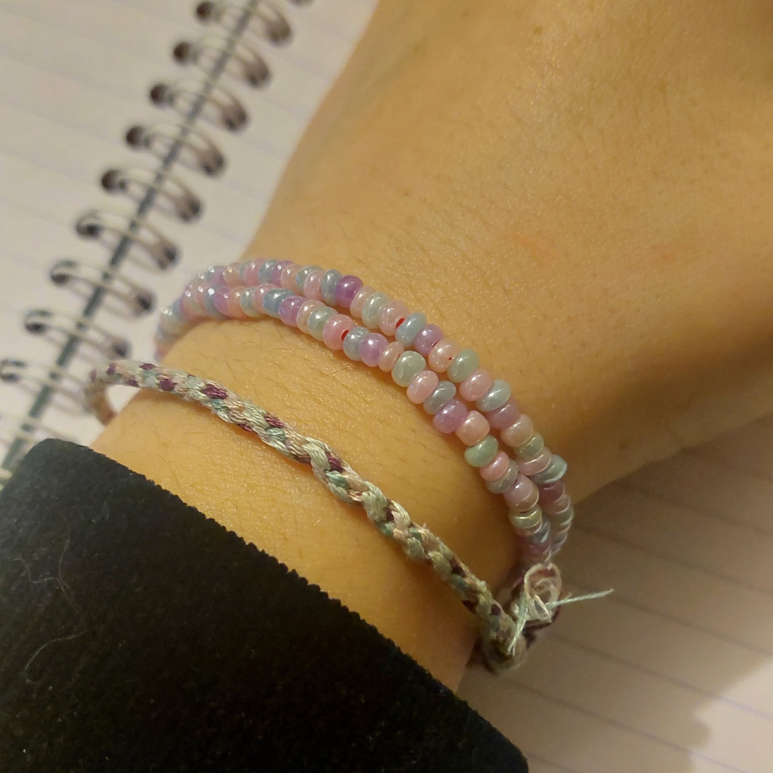 Ras du cou sir&egrave;ne en perles pastel