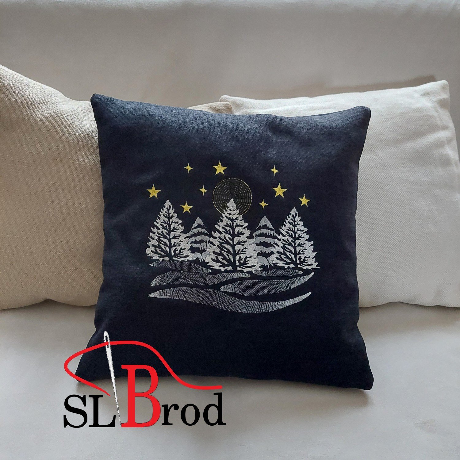 Housse de coussin noir brodée de sapins enneigés