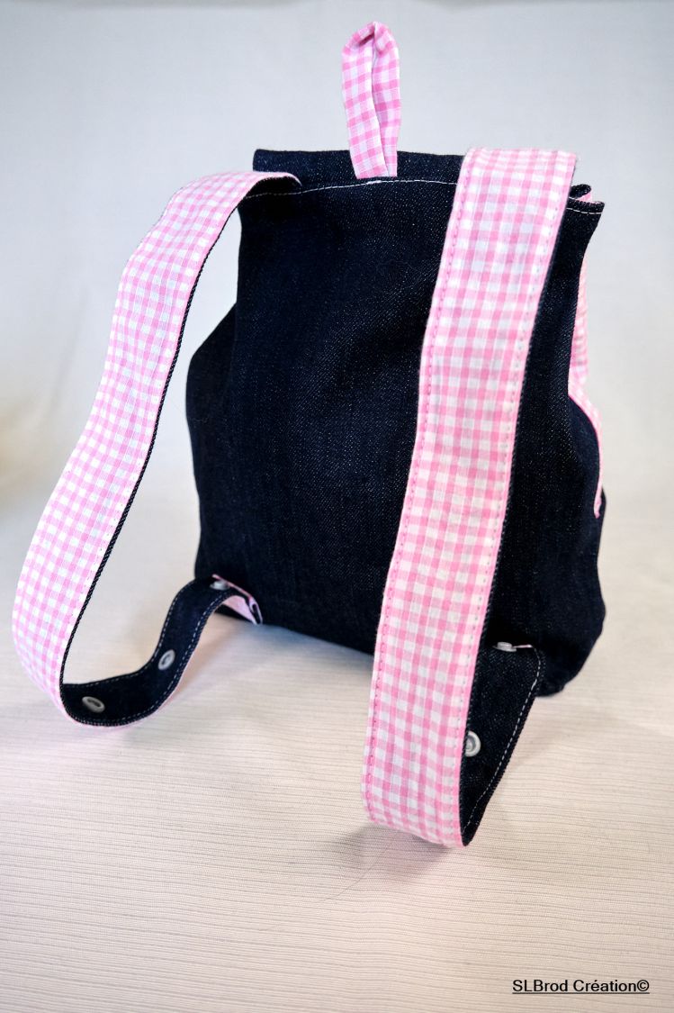 Mochila infantil bordada con gorro rosa, personalizable