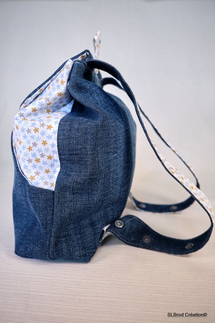 Mochila infantil bordada con gorro azul, personalizable