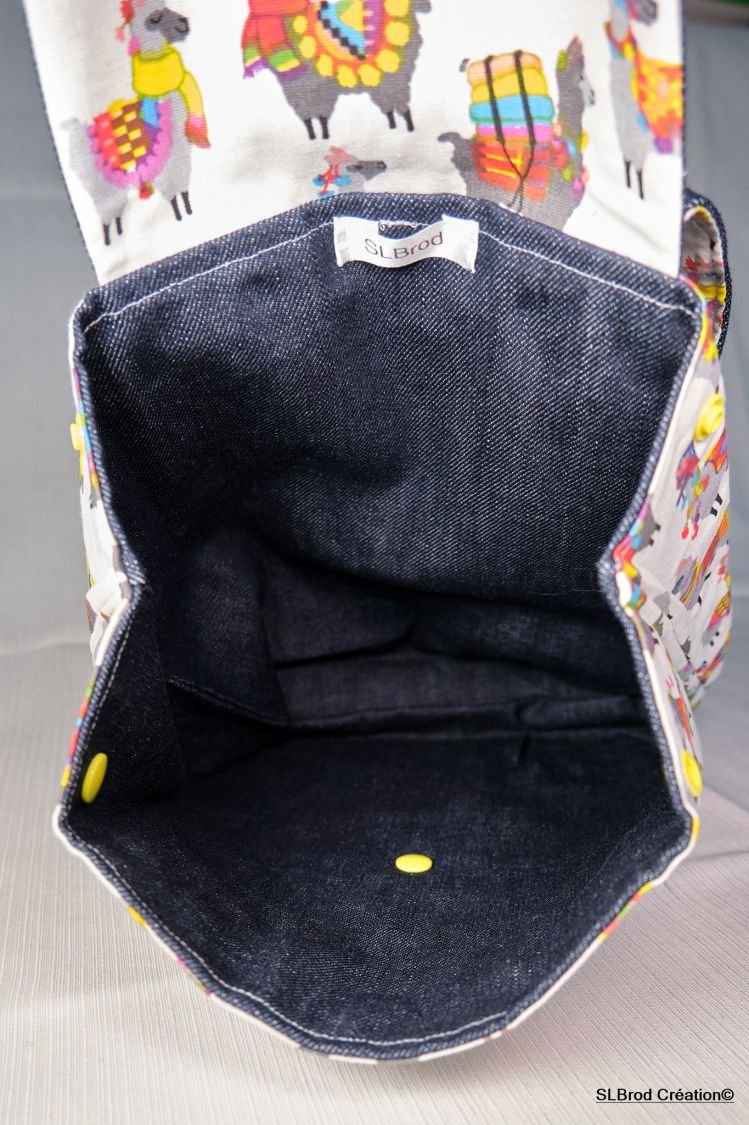 Mochila infantil con llama bordada