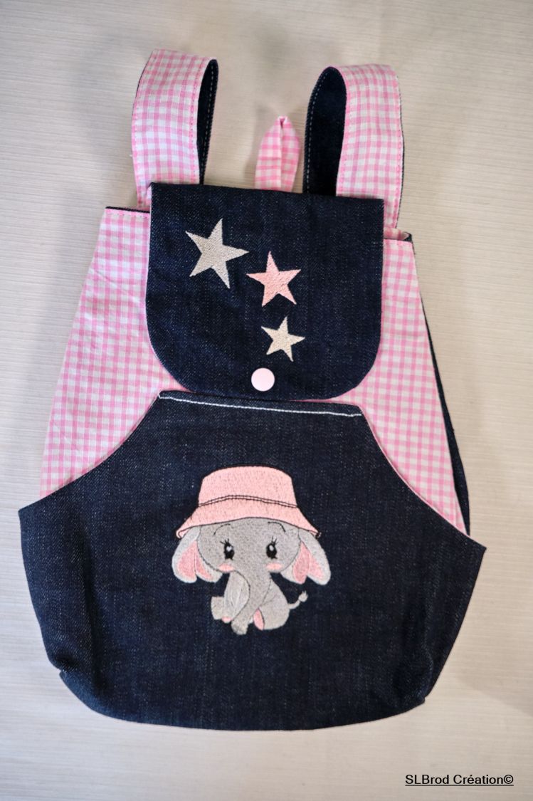 Mochila infantil bordada con gorro rosa, personalizable