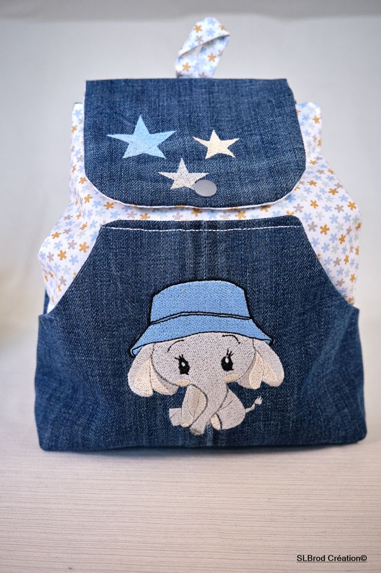 Mochila infantil bordada con gorro azul, personalizable