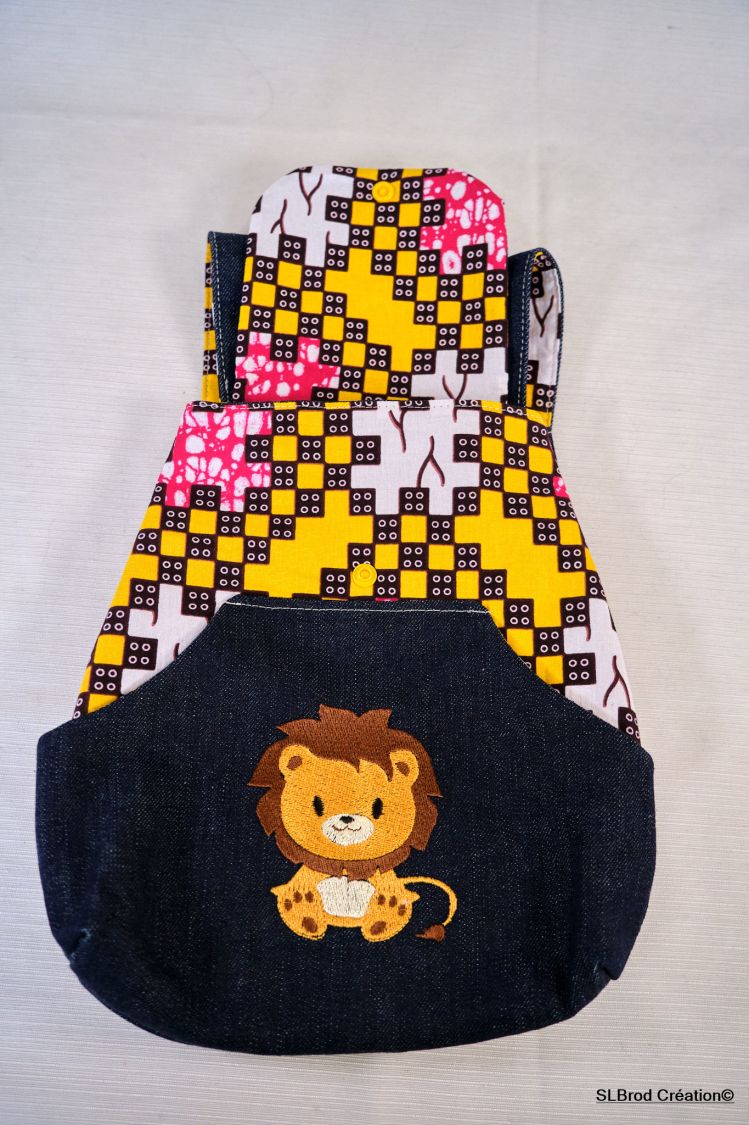 Mochila infantil bordada con león y baobab para personalizar