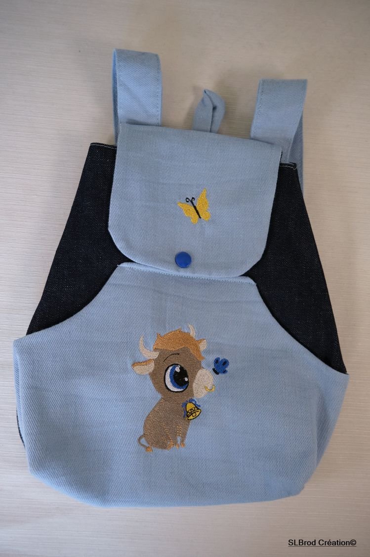 Mochila infantil con toro azul cielo bordado, personalizable