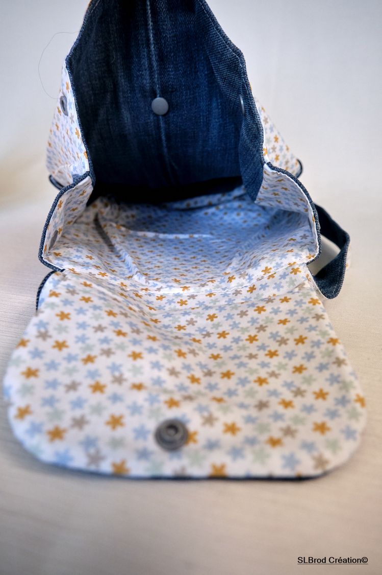 Mochila infantil bordada con gorro azul, personalizable