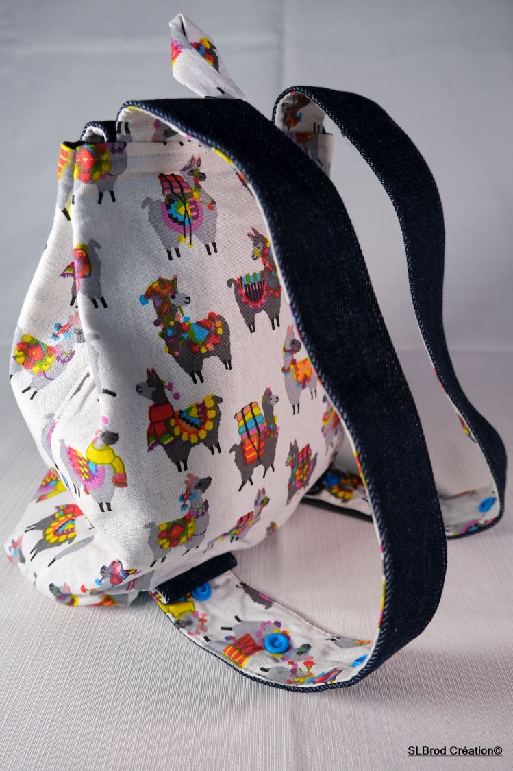 Mochila infantil con llama bordada