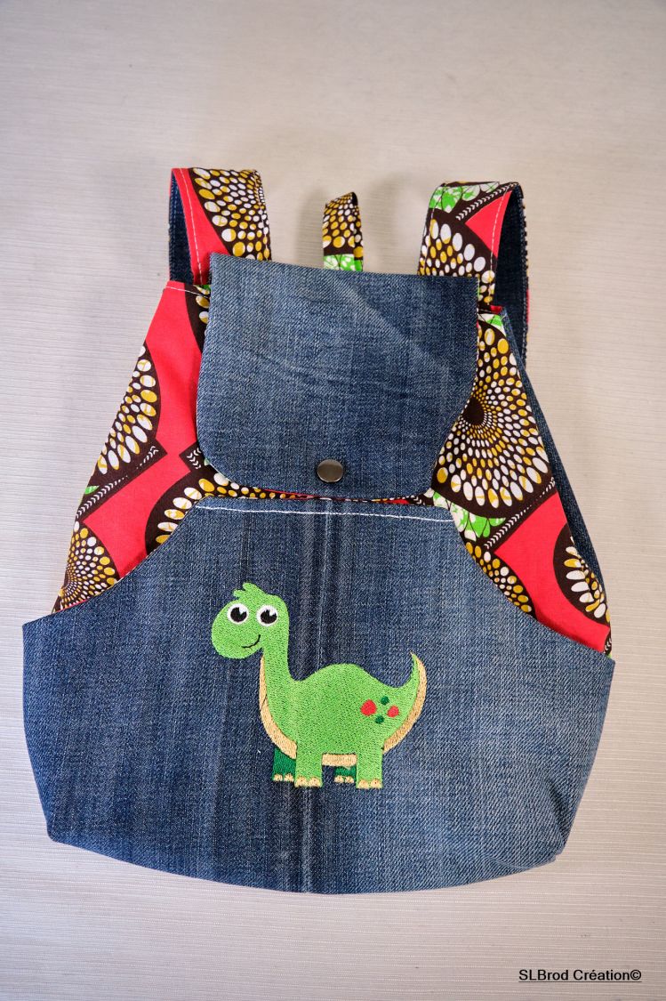 Mochila infantil bordada con dinosaurio y cera para personalizar con tu nombre