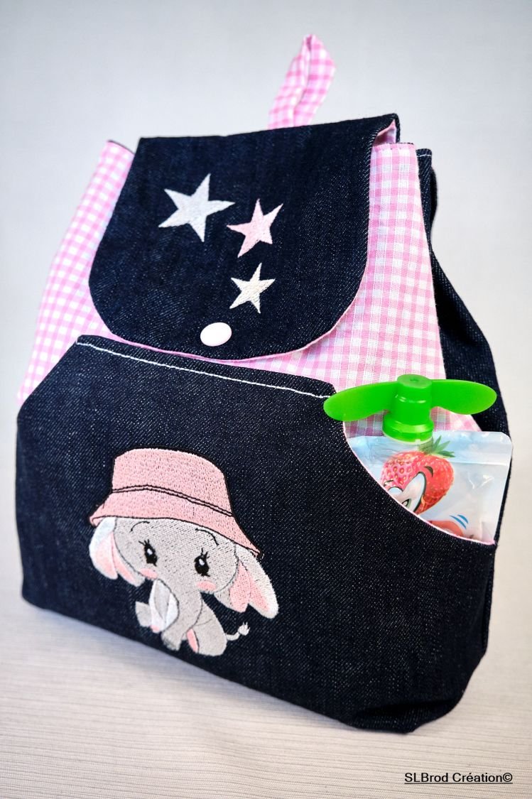 Mochila infantil bordada con gorro rosa, personalizable