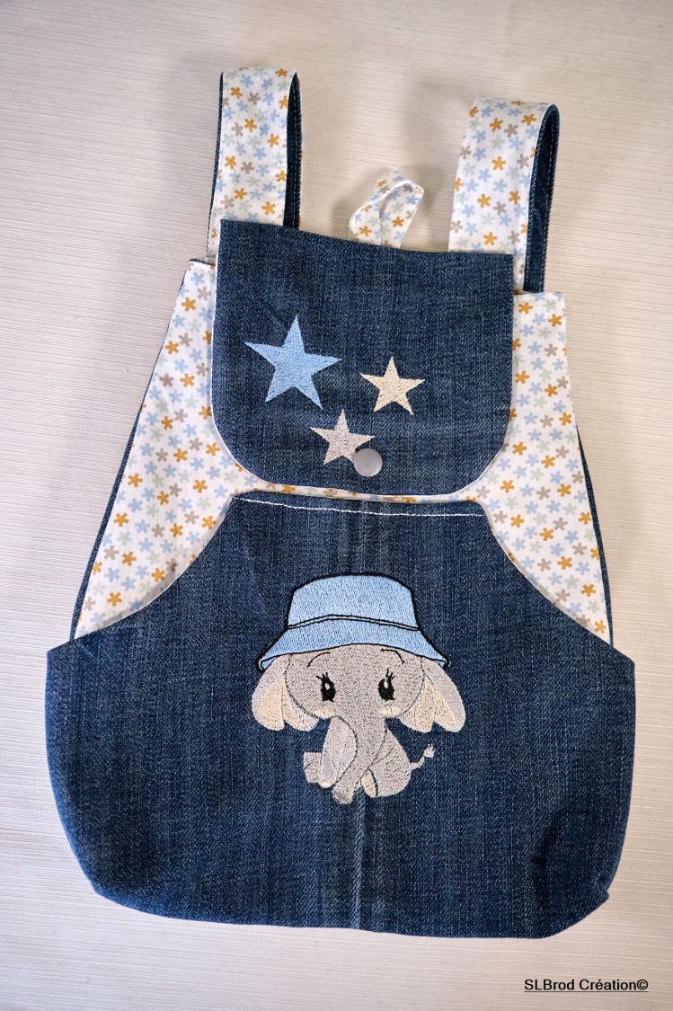 Mochila infantil bordada con gorro azul, personalizable