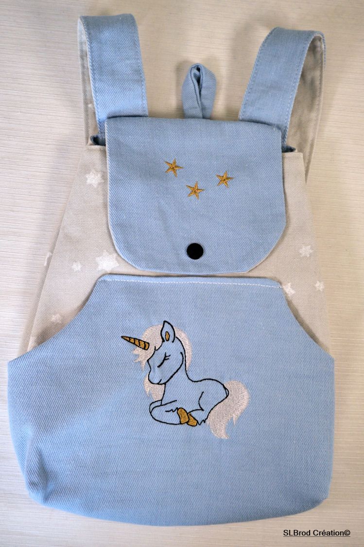 Mochila infantil bordada con unicornio y estrellas