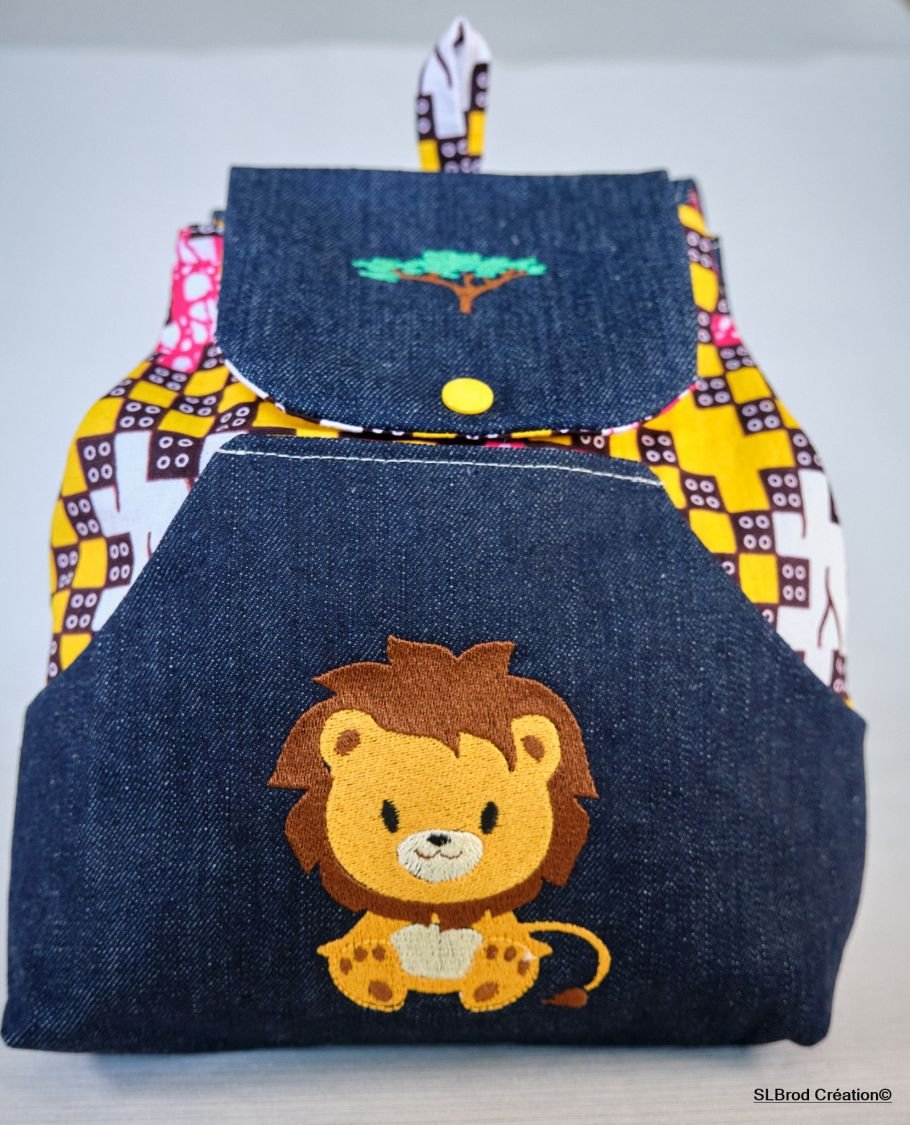 Mochila infantil bordada con león y baobab para personalizar