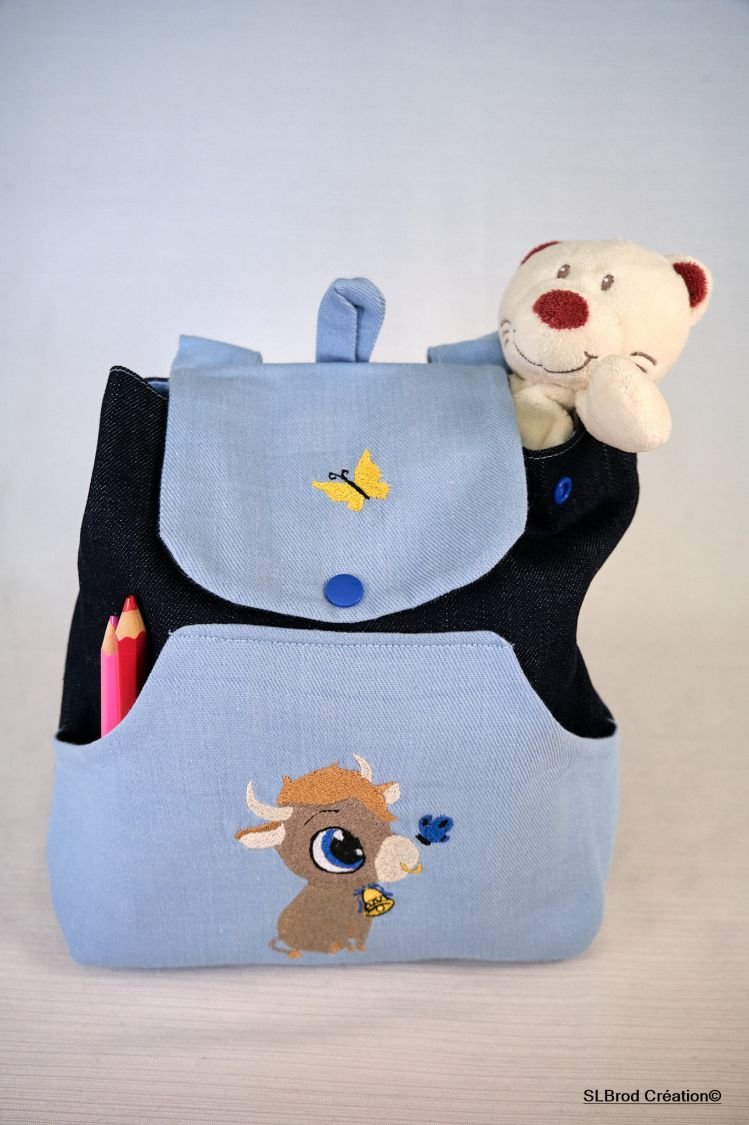 Mochila infantil con toro azul cielo bordado, personalizable