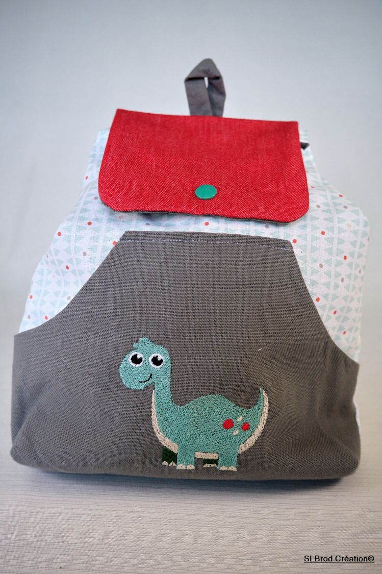 Mochila con dinosaurio bordado para personalizar