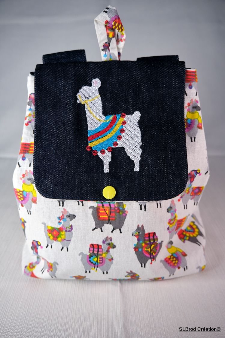 Mochila infantil con llama bordada