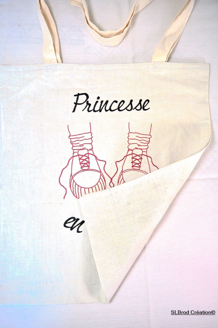 Tote Bag bordado princesa con deportivas