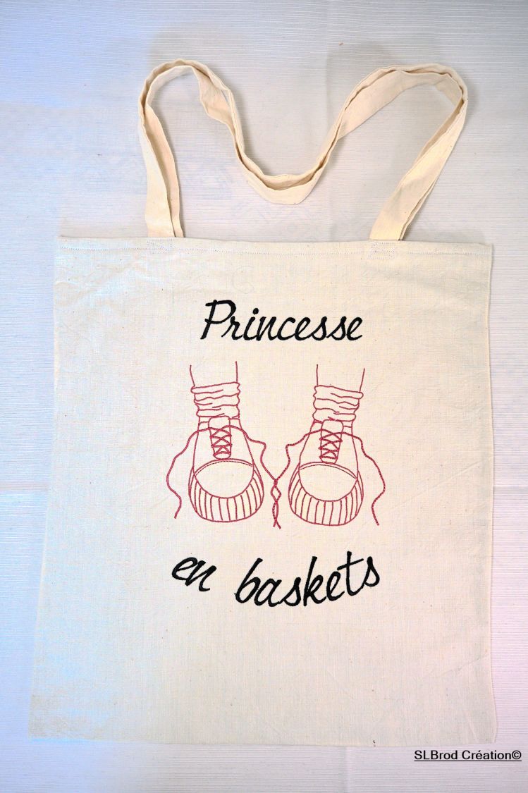 Tote Bag bordado princesa con deportivas