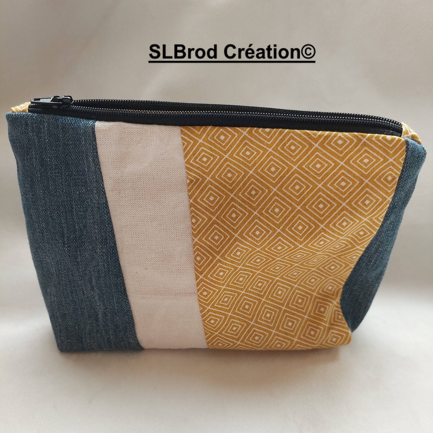 Trousse brodée d'une plume colorée