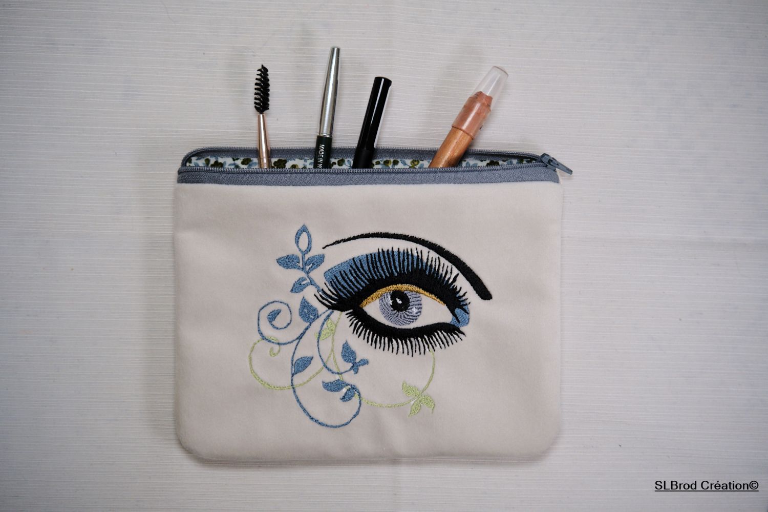 Estuche plano con ojo de arabesco bordado