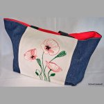 Bolsa de la compra con motivo de amapolas sobre fondo blanco