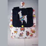 Mochila infantil con llama bordada