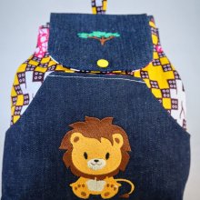 Mochila infantil bordada con león y baobab para personalizar