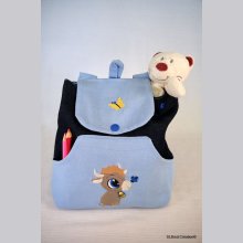 Mochila infantil con toro azul cielo bordado, personalizable